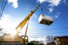 Mobile crane operating by lifting and moving an heavy electric g
